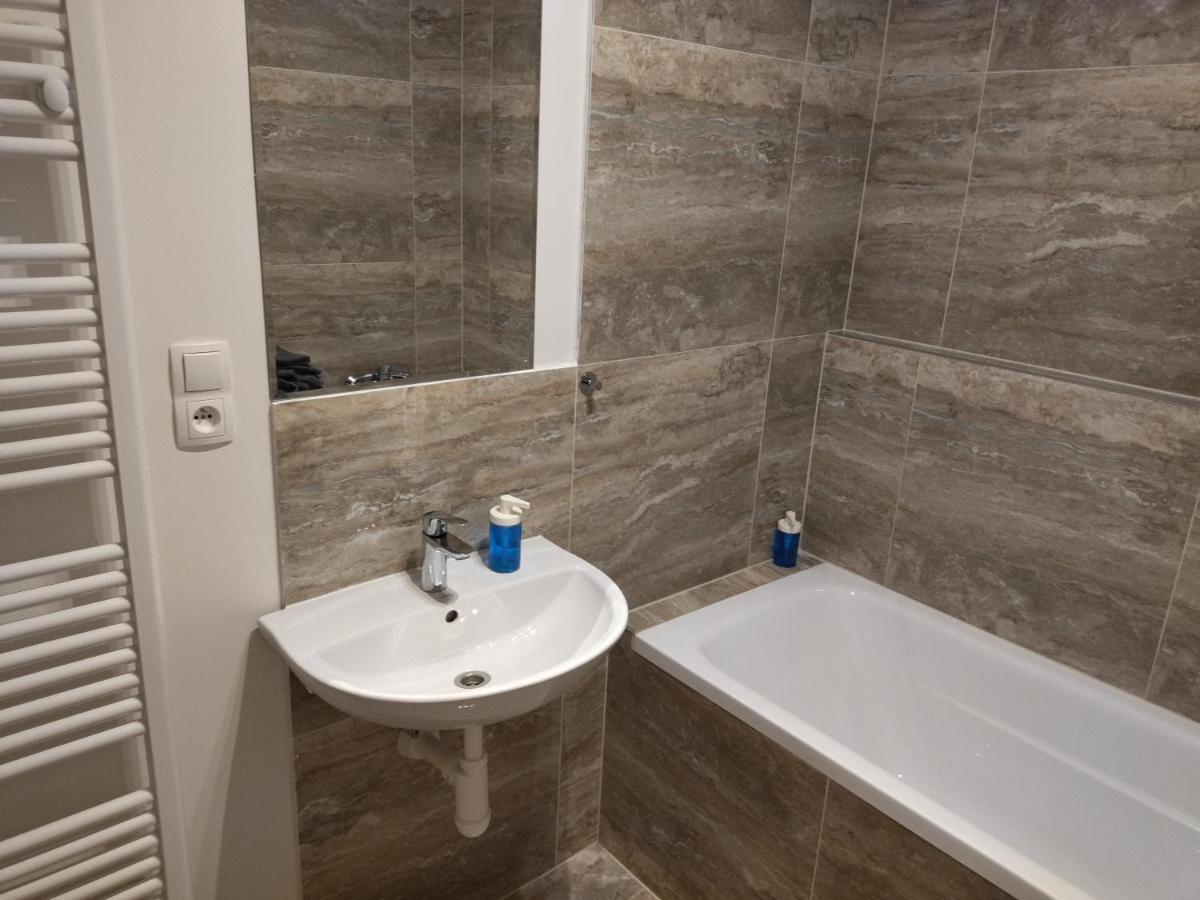 Brand New One Bedroom Apartment #54 In Brand New Building With Free Parking Prag Eksteriør billede
